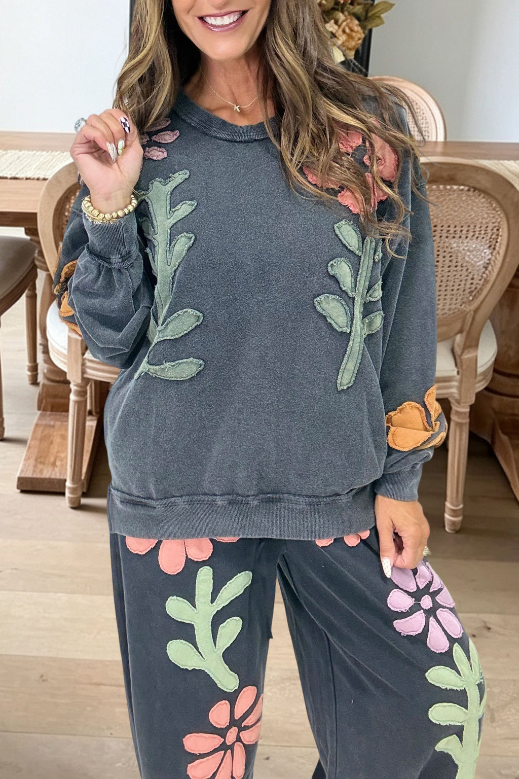 Causal Floral Applique Sweatshirt