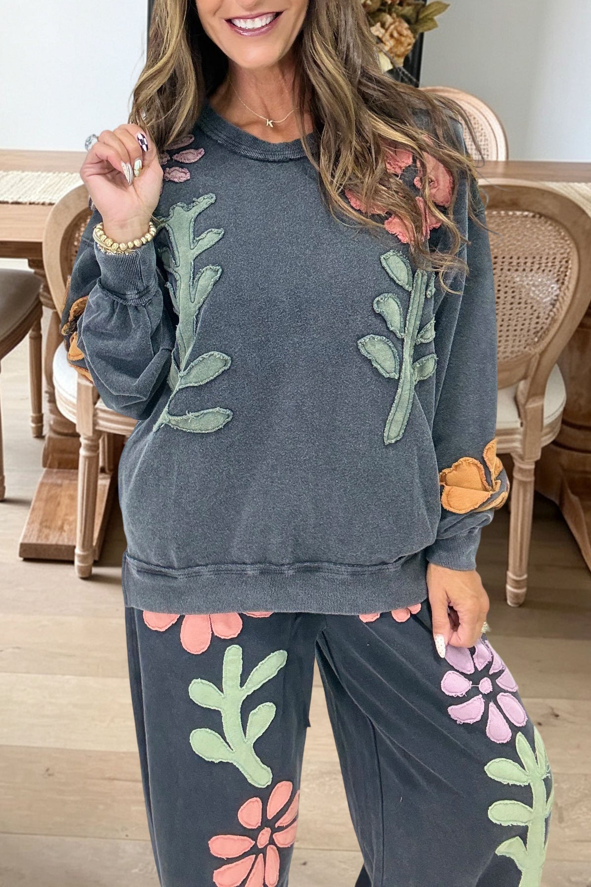 Causal Floral Applique Sweatshirt